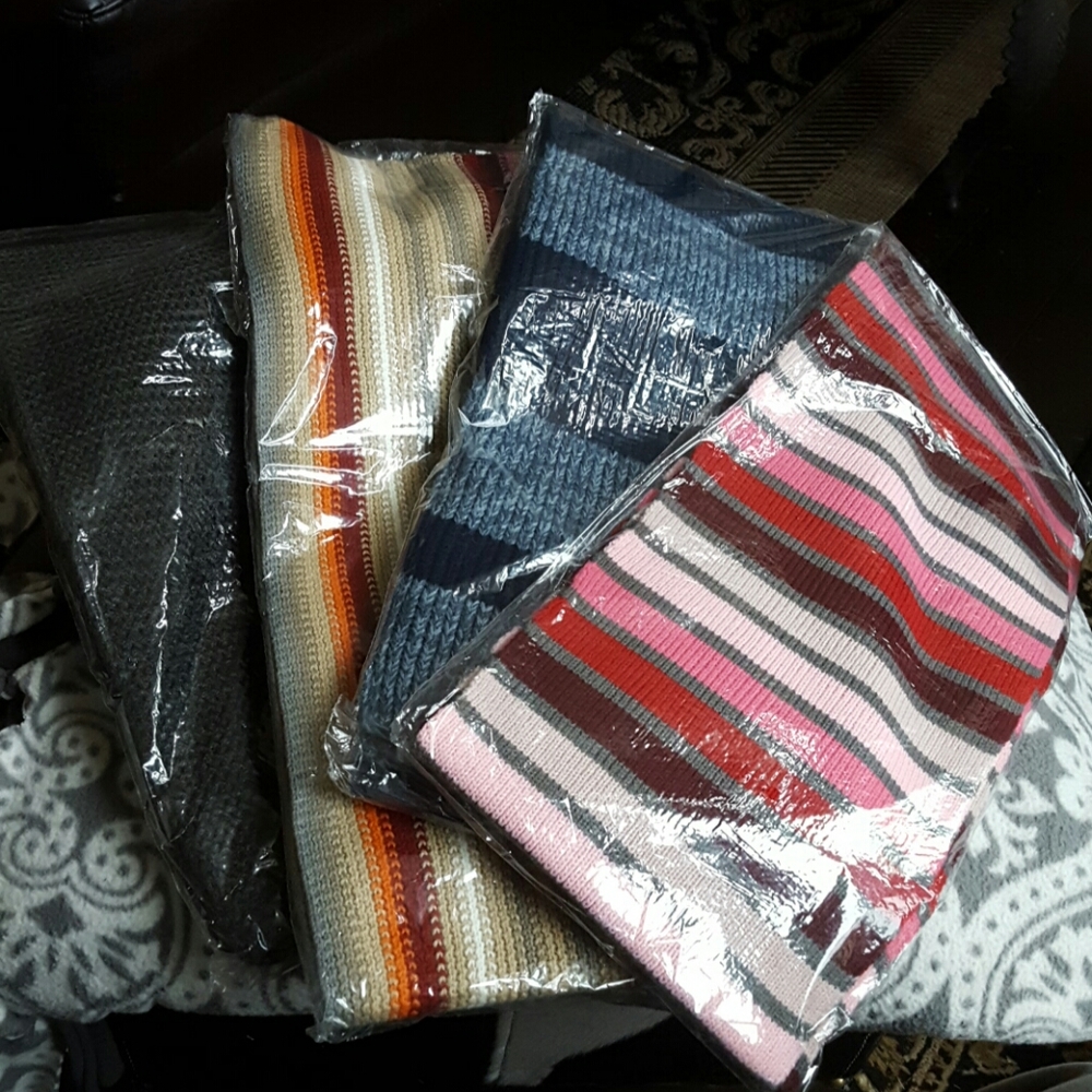 NWOT Set of 4 Knit Scarves